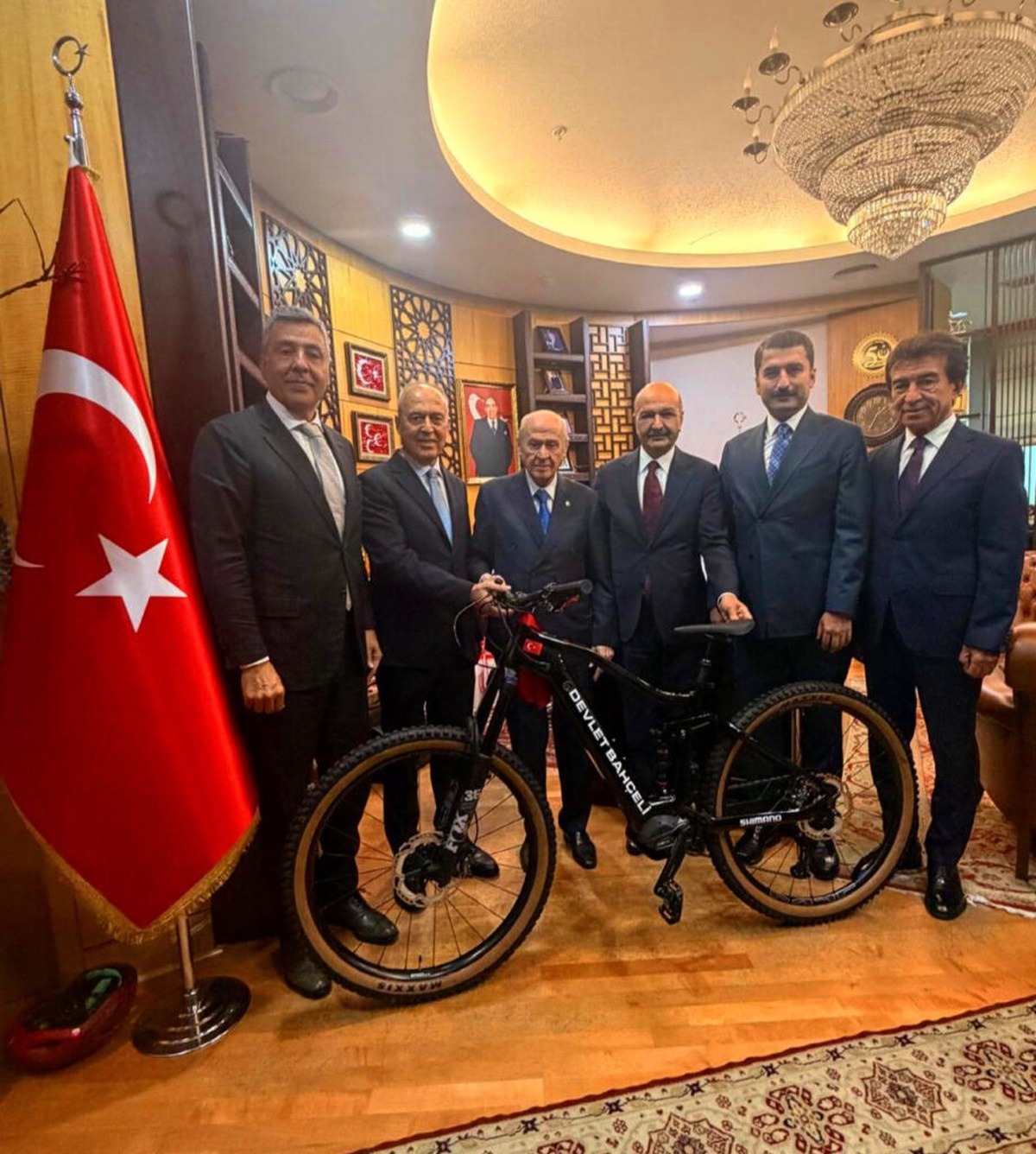 Bisiklet Federasyonu Başkanı Müftüoğlu, MHP lideri Bahçeli\'ye nezaket ziyareti yaptı