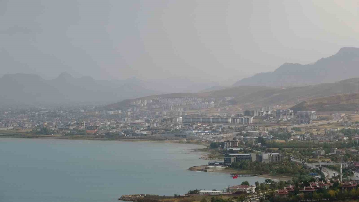 Van\'da sıcaklık 10 derece düşünce kent merkezinde sis etkili oldu