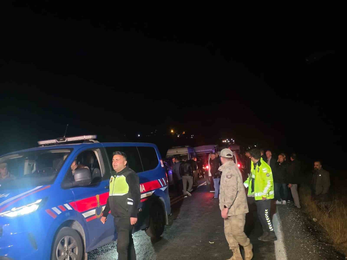 Van-Hakkari yolunu kapatan tır, Hakkari İl Özel İdaresi ekiplerince kaldırıldı