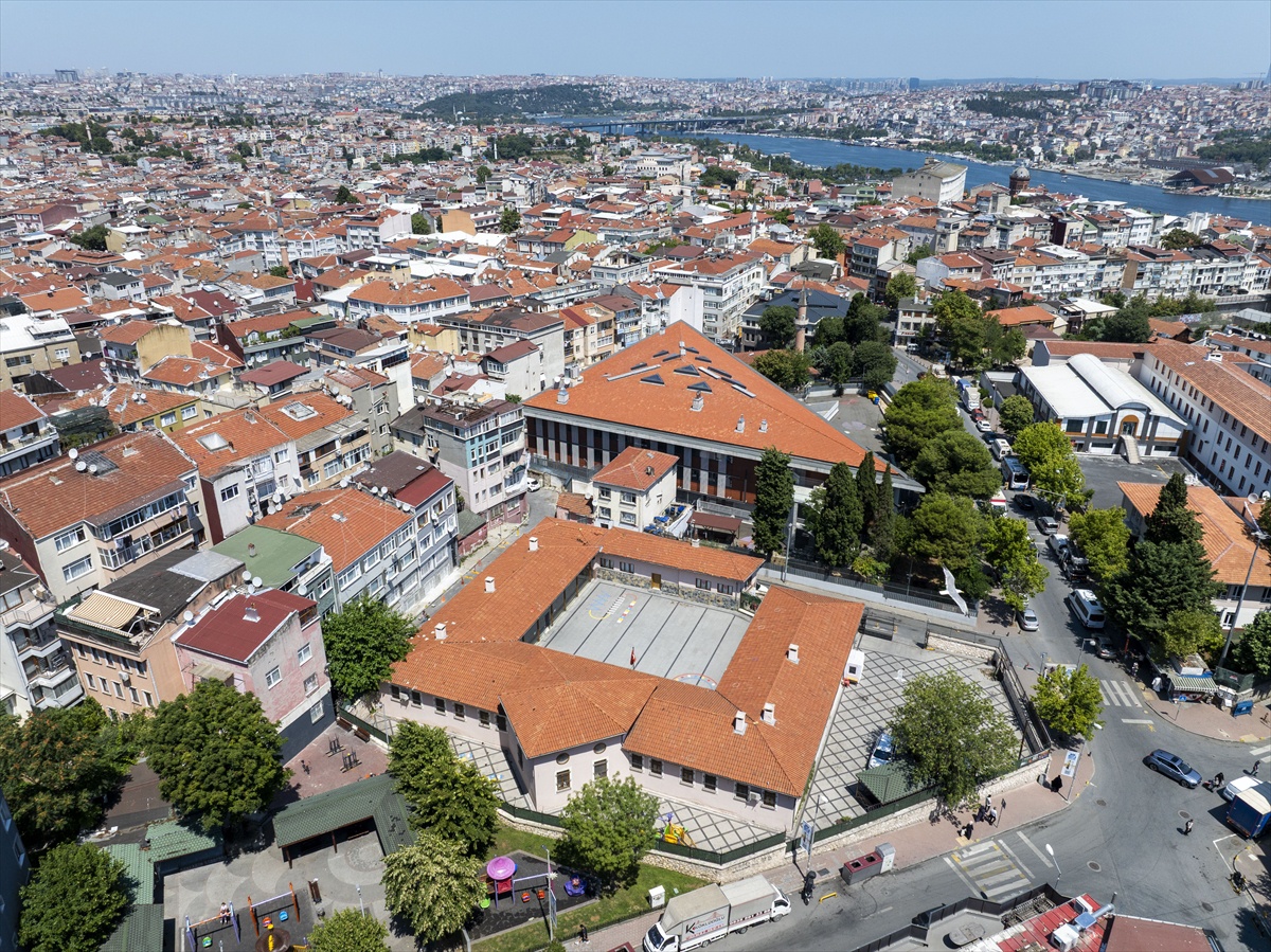 Yaklaşık 112 yıl önce kurulan Muallim Yahya İlkokulu restorasyon sonrası eğitim sürdürüyor