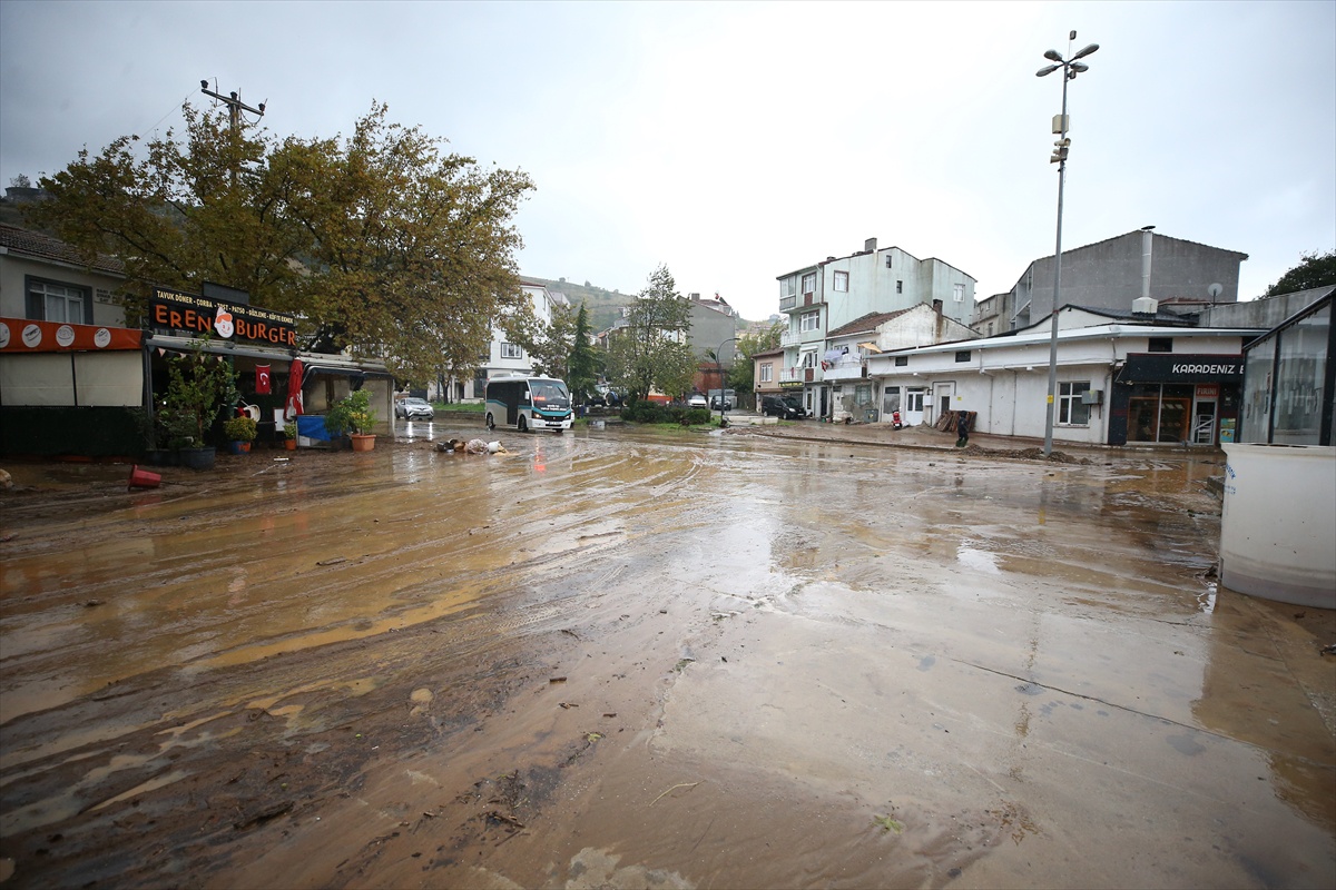 Yalova Armutlu\'da dere taştı, ev ve iş yerlerini su altında bıraktı, temizlik başladı
