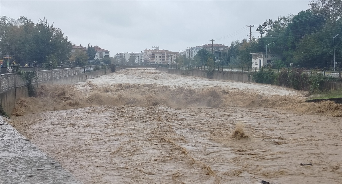 Yalova Çınarcık\'ta dere debisi artınca 5 katlı binanın bahçesi çöktü, bina boşaltıldı