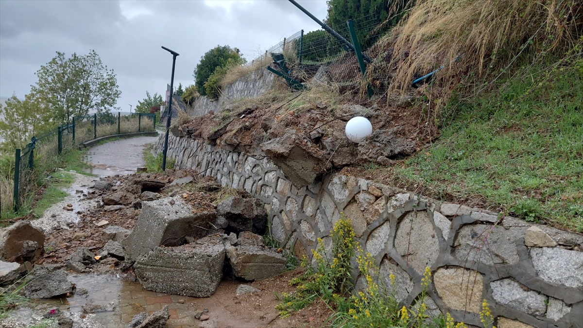 Yalova\'da sağanak Armutlu\'da istinat duvarını çökertti, bir bekçi kepçeyle kurtarıldı
