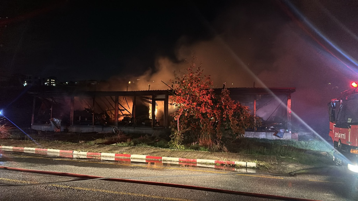 Yalova\'da mobilya imalathanesindeki yangın 1 saatte söndürüldü, yaralanan olmadı