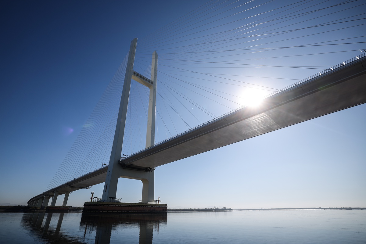 Çin ve Kuzey Kore, Yalu Nehri\'ndeki yeni köprüyü ortak törenle ulaşıma açtı