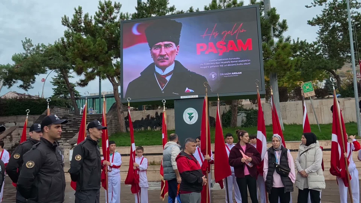 Yozgat\'ta Atatürk\'ün gelişinin 102. yılı Cumhuriyet Meydanı\'nda törenle anıldı