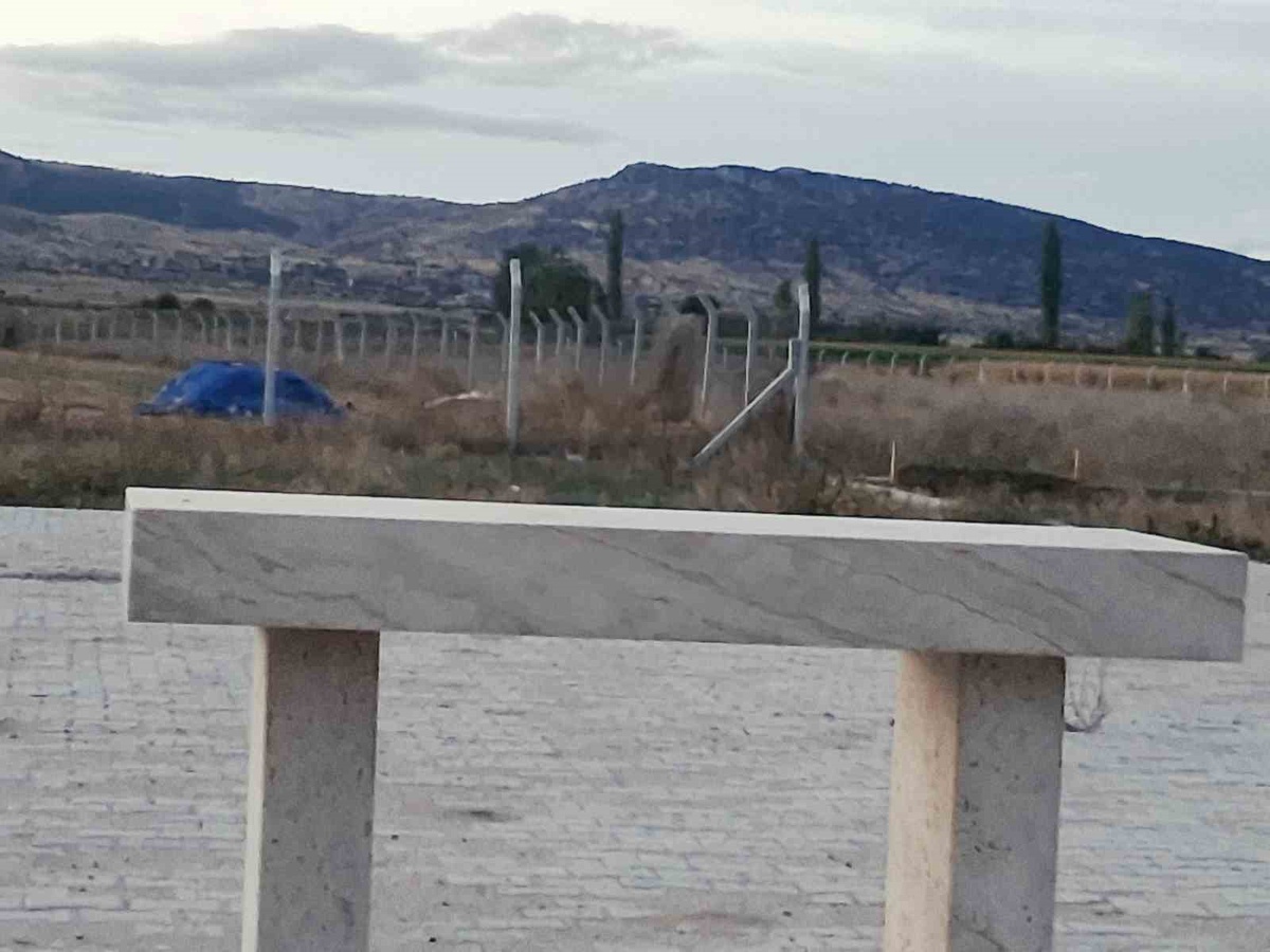 Zeycan Gökçe, Denizli Çivril\'de 11 bin 600 metrekare araziyi mezarlık için bağışladı