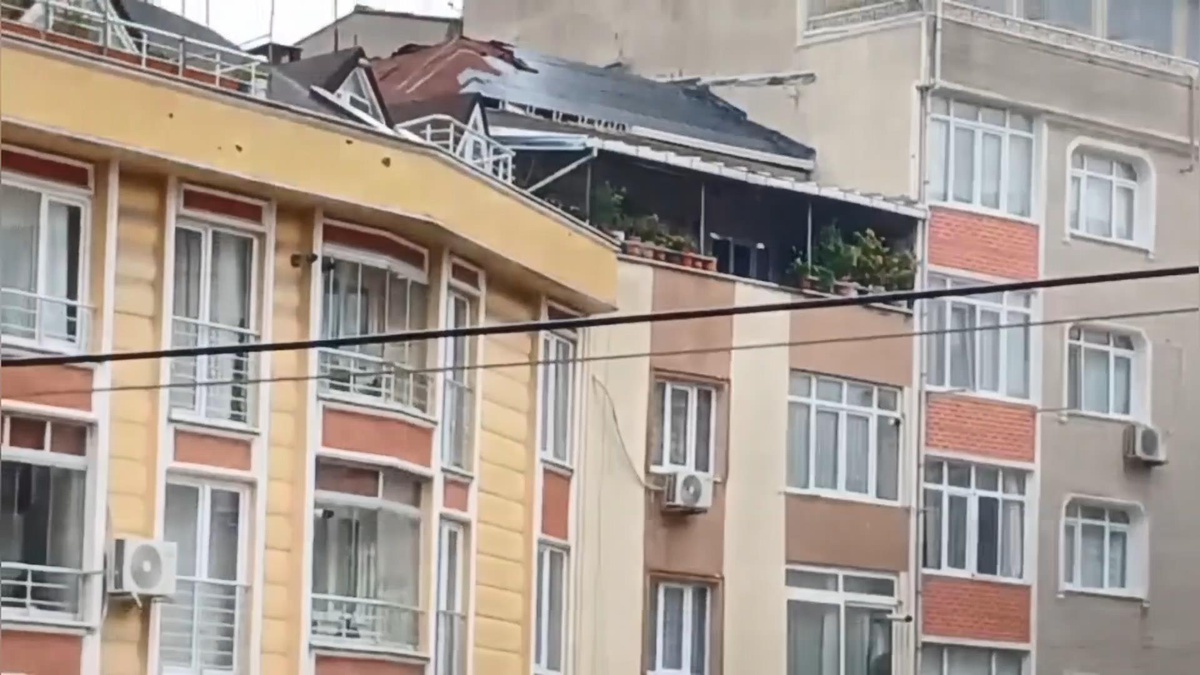 Zeytinburnu\'nda çatıda dengesini kaybeden Rahmetullah Acar hastanede kurtarılamadı