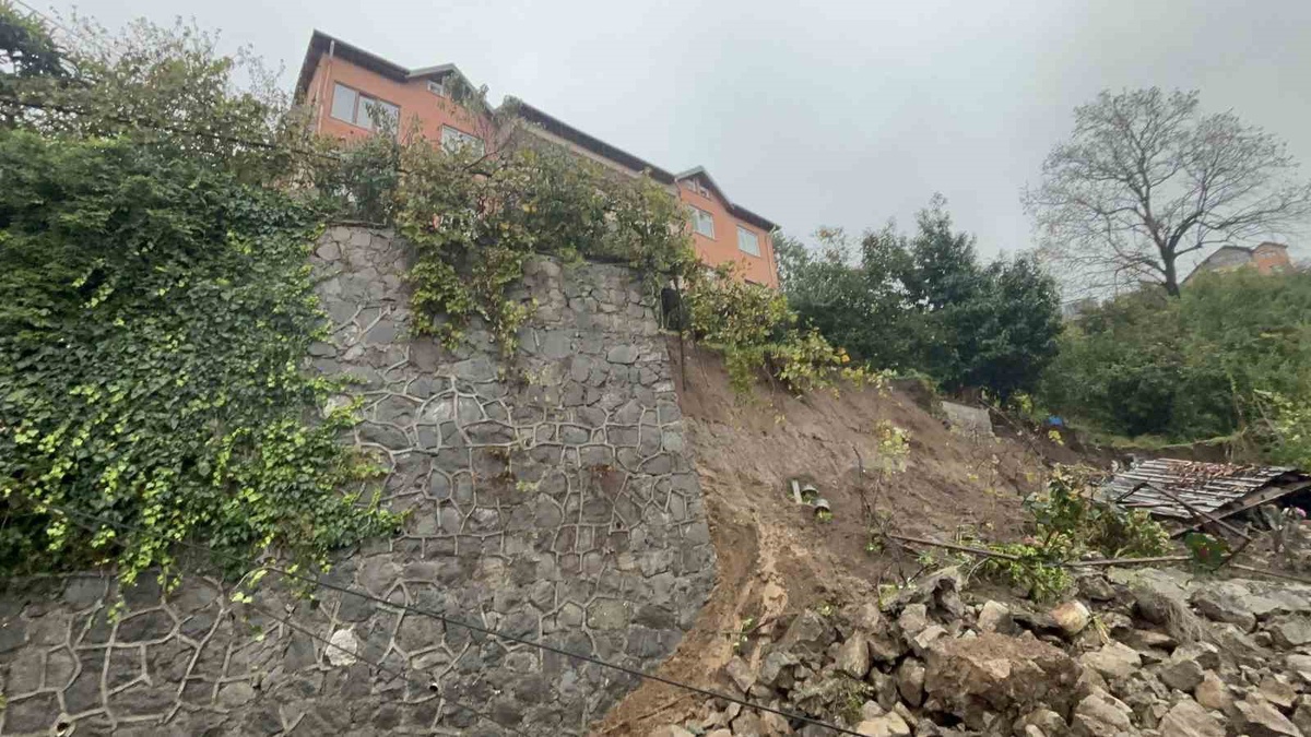 Zonguldak Ereğli\'de heyelan sonrası istinat duvarı yıkıldı, üç katlı bina tahliye edildi