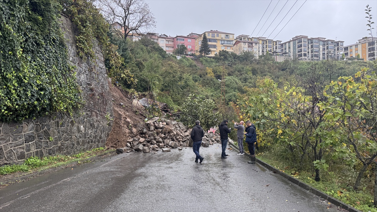 Karadeniz Ereğli\'de heyelanda istinat duvarı çöktü, 3 katlı bina boşaltıldı