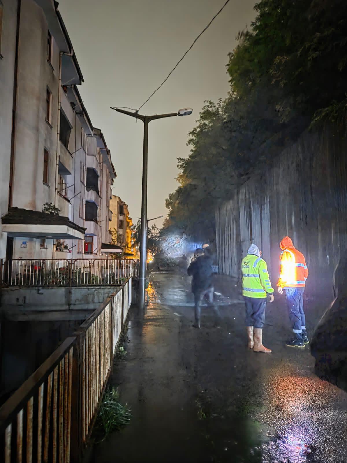Zonguldak Çatalağzı\'nda ÇATES lojmanında istinat duvarı çöktü, 3 araç hasar gördü