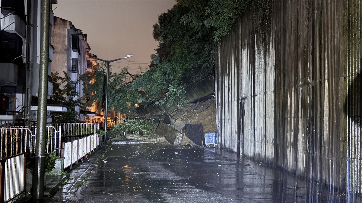Zonguldak Kilimli\'de heyelan apartmanı boşalttı, duvar altında 2 araç hasar gördü