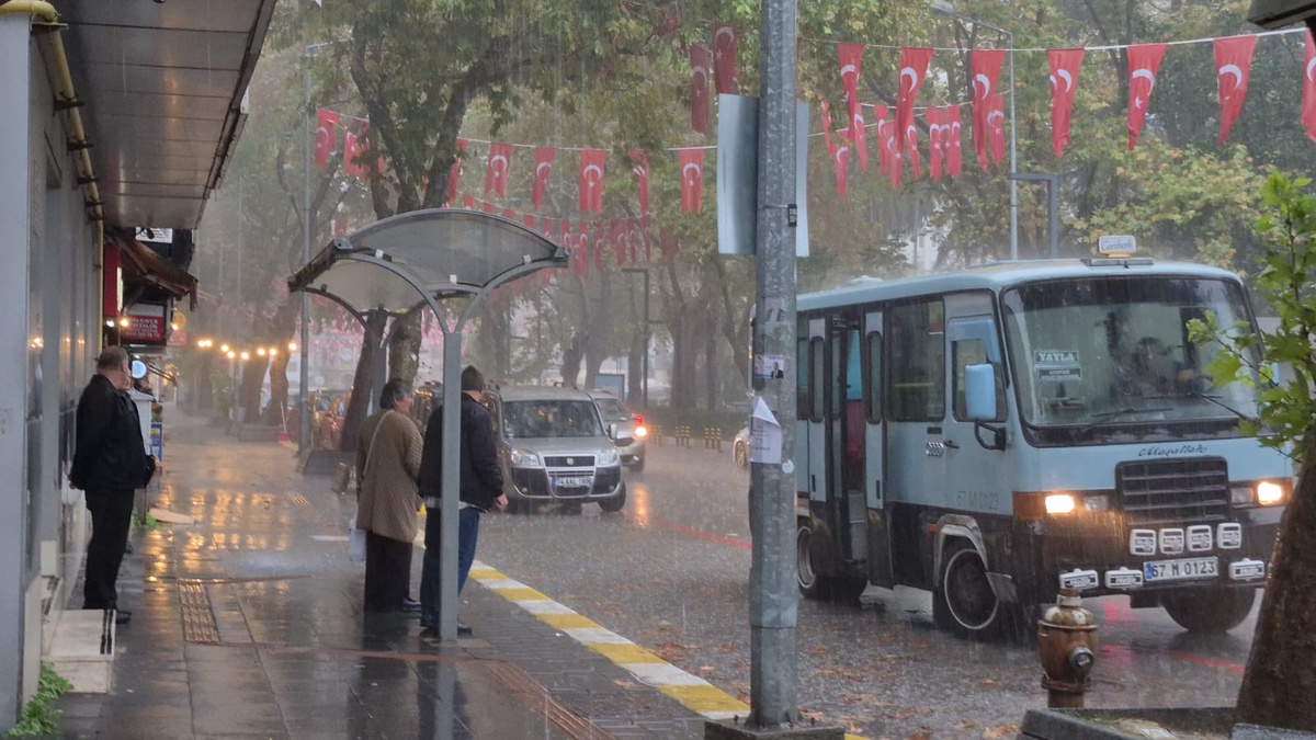 Zonguldak\'ta sağanak cadde ve sokakları su bastı, denizde dalgalar 5 metreye yaklaştı