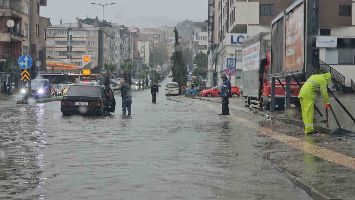 Zonguldak Ereğli\'de sağanak ulaşımı aksattı, metrekareye yaklaşık 80 kg yağış düştü