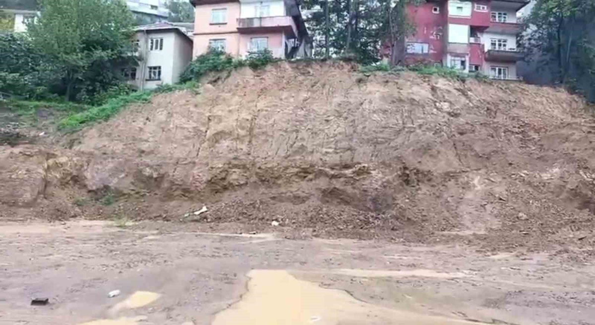 Zonguldak\'ta şiddetli yağışın ardından heyelan nedeniyle istinat duvarı çöktü