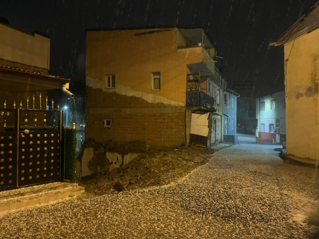 10 dakikalık dolu yağışı Bayburt'u beyaza bürüdü