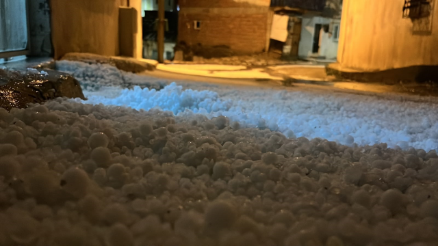 10 dakikalık dolu yağışı Bayburt'u beyaza bürüdü