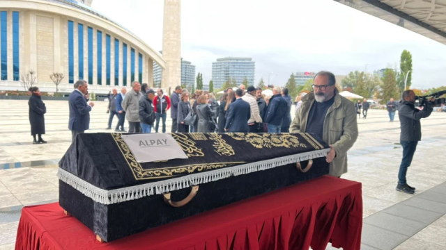Usta sanatçı Alpay son yolculuğuna uğurlandı