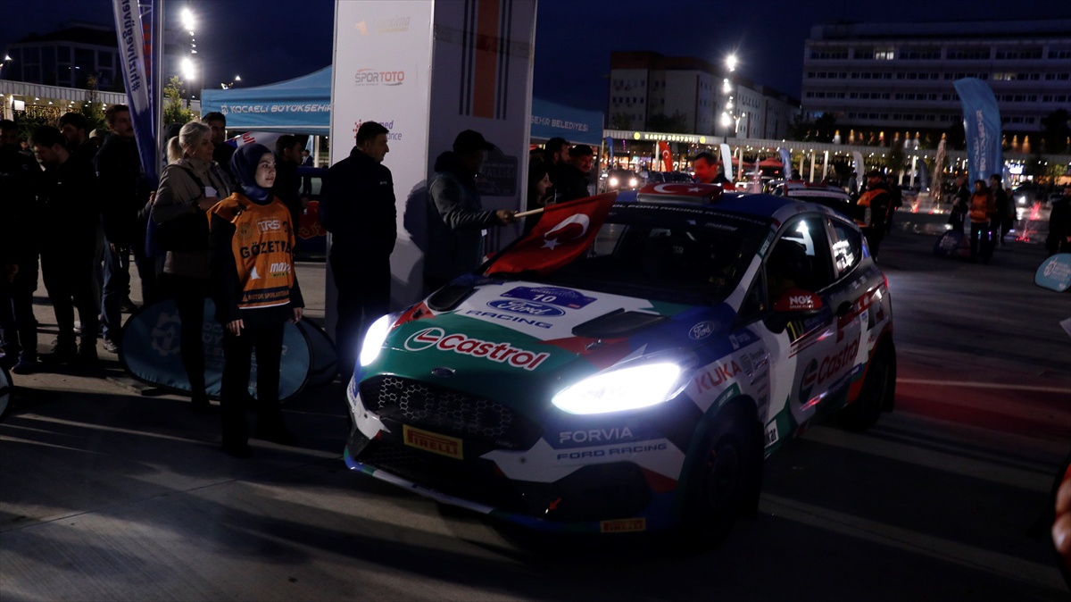 43. Kocaeli Büyükşehir Rallisi, İzmit'te başladı; ekipler 111 kilometrede yarışacak