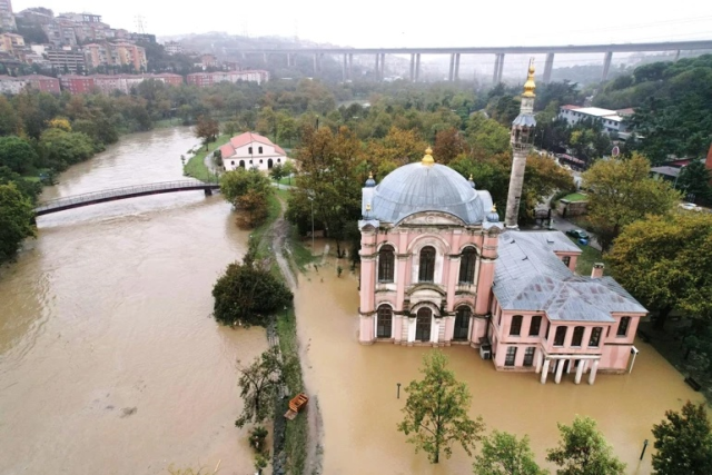 84 yılın rekor yağışı İstanbul'u vurdu! Geriye bu görüntüler kaldı