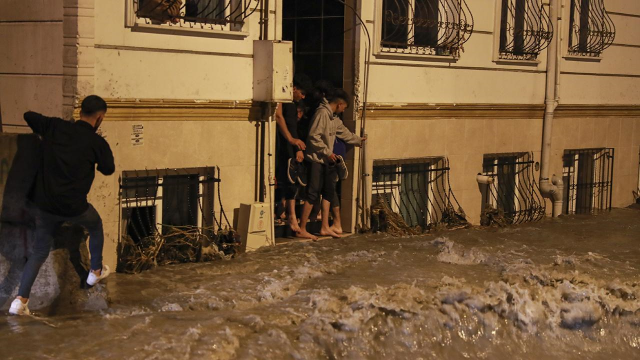 84 yılın rekor yağışı İstanbul'u vurdu! Geriye bu görüntüler kaldı