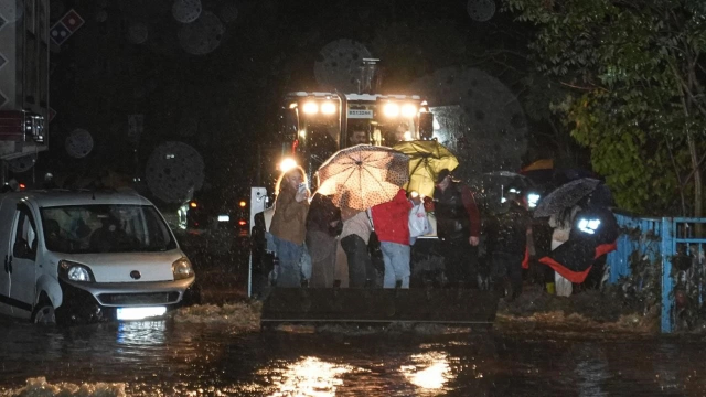 84 yılın rekor yağışı İstanbul'u vurdu! Geriye bu görüntüler kaldı