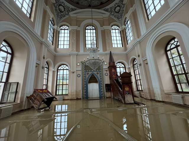 84 yılın rekor yağışı İstanbul'u vurdu! Geriye bu görüntüler kaldı