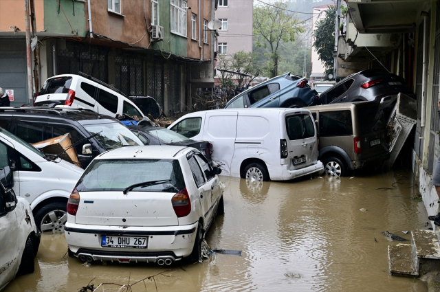 84 yılın rekor yağışı İstanbul'u vurdu! Geriye bu görüntüler kaldı