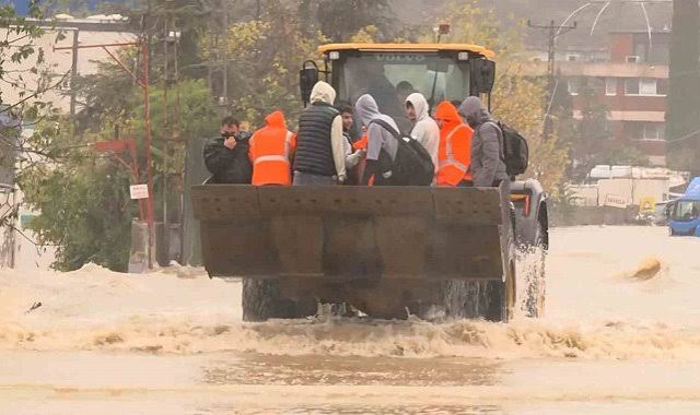 84 yılın rekor yağışı İstanbul'u vurdu! Geriye bu görüntüler kaldı
