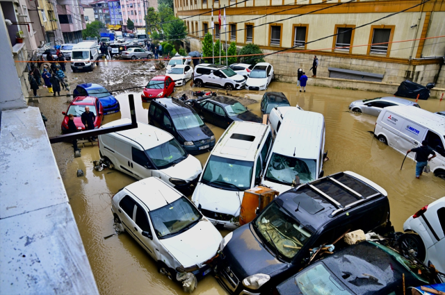 84 yılın rekor yağışı İstanbul'u vurdu! Geriye bu görüntüler kaldı