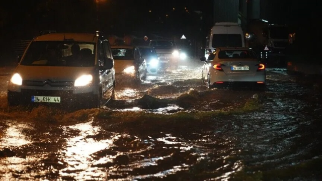 84 yılın rekor yağışı İstanbul'u vurdu! Geriye bu görüntüler kaldı