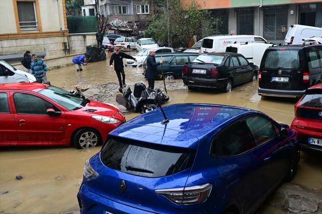 84 yılın rekor yağışı İstanbul'u vurdu! Geriye bu görüntüler kaldı