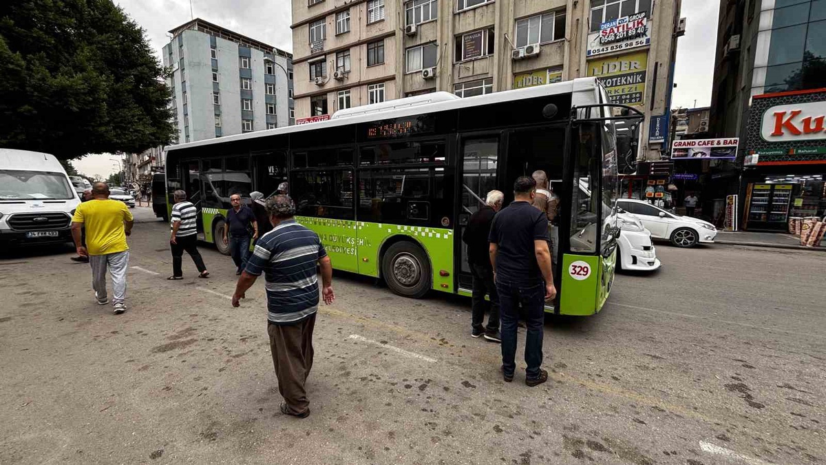 Adana\'da belediye otobüsünün tekerleği 2 araca çarptı, vatandaşlar tepki gösterdi