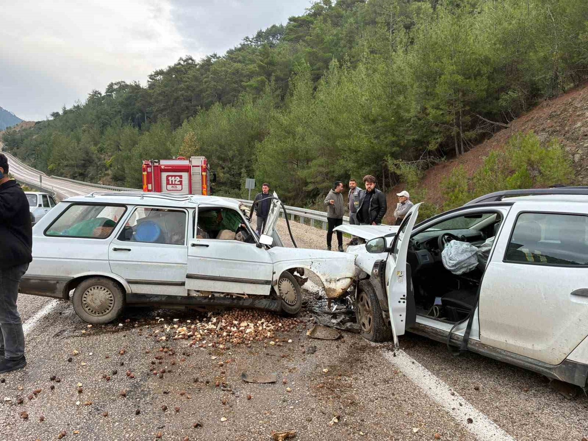 Adana Kozan\'da iki otomobil çarpıştı, sürücü kurtarılamadı, 2 yaralı tedavi görüyor