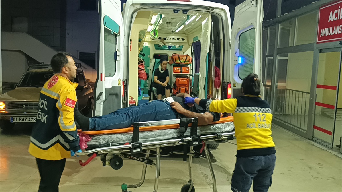Kozan\'da park halindeki kamyonete çarpan otomobildeki 2 yaralı hastaneye kaldırıldı