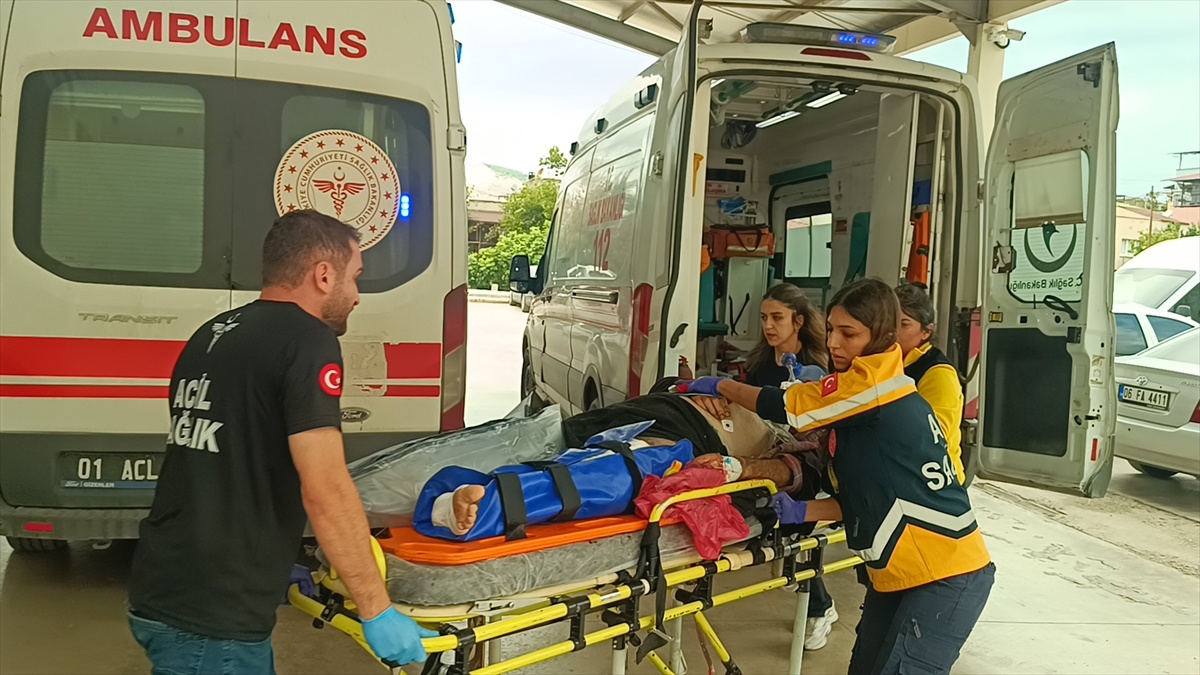 Adana Kozan\'da iki otomobil çarpıştı, sıkışan yaralı hastanede öldü, 2 kişi yaralandı