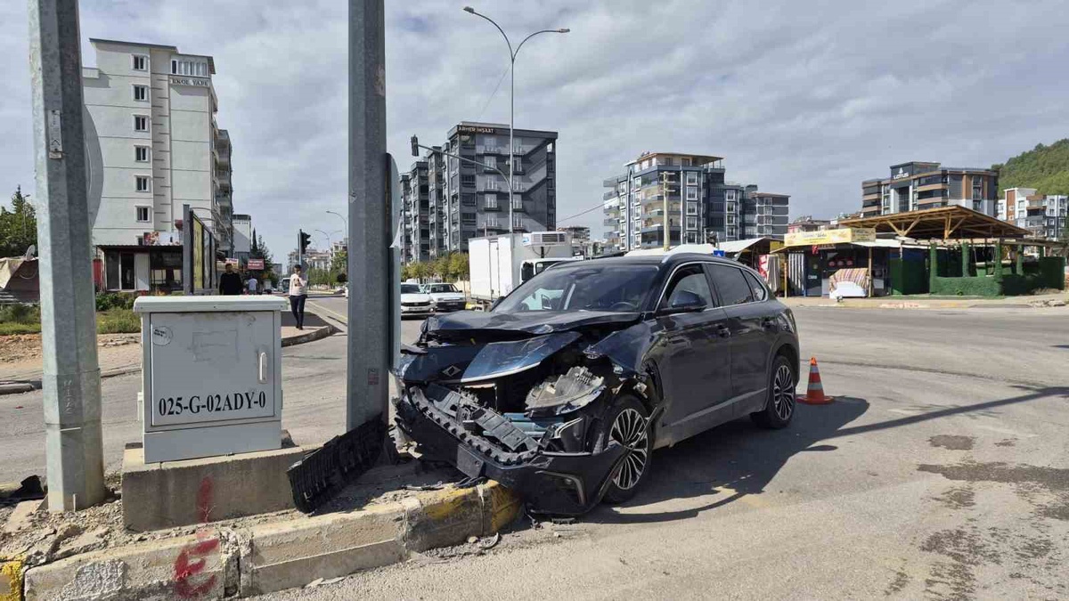 Adıyaman\'da çarpışan kamyonet yan yattı, 4 aylık bebek dahil 3 kişi yaralandı