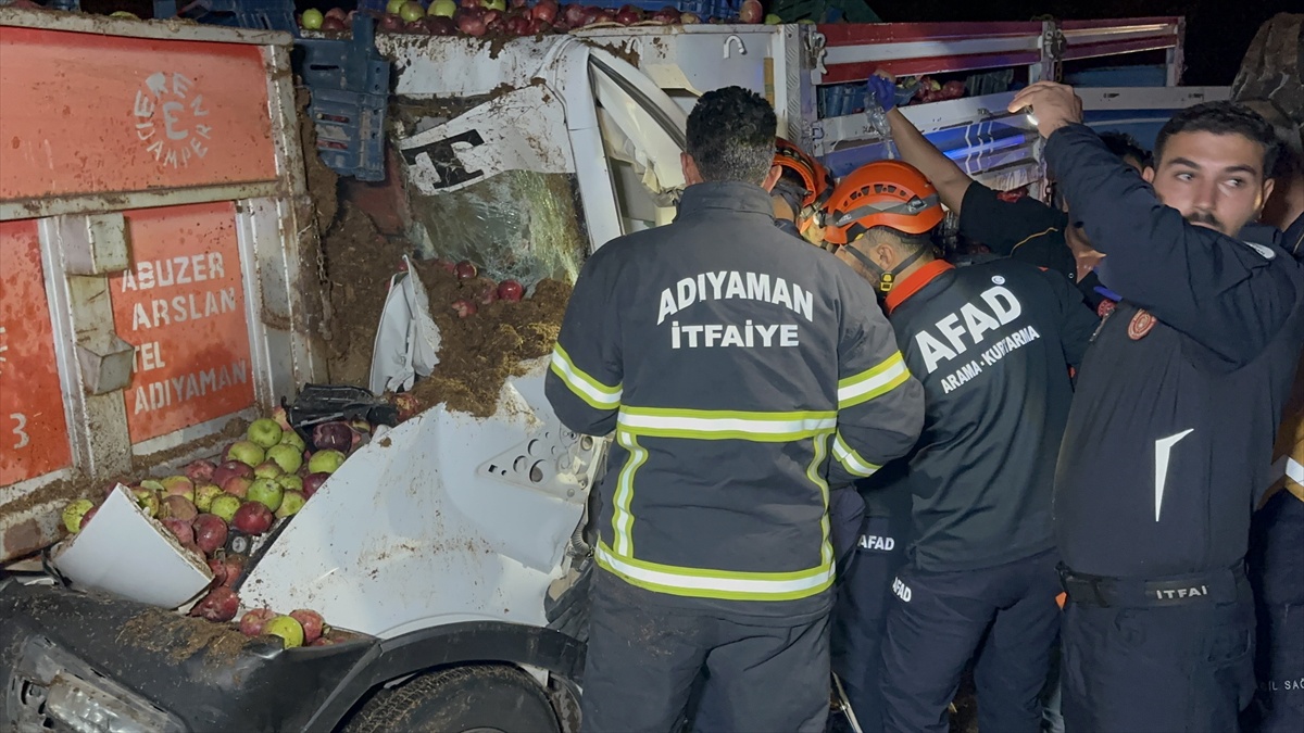 Adıyaman\'da hayvan gübresi yüklü traktörle çarpışan kamyonetin sürücüsü öldü