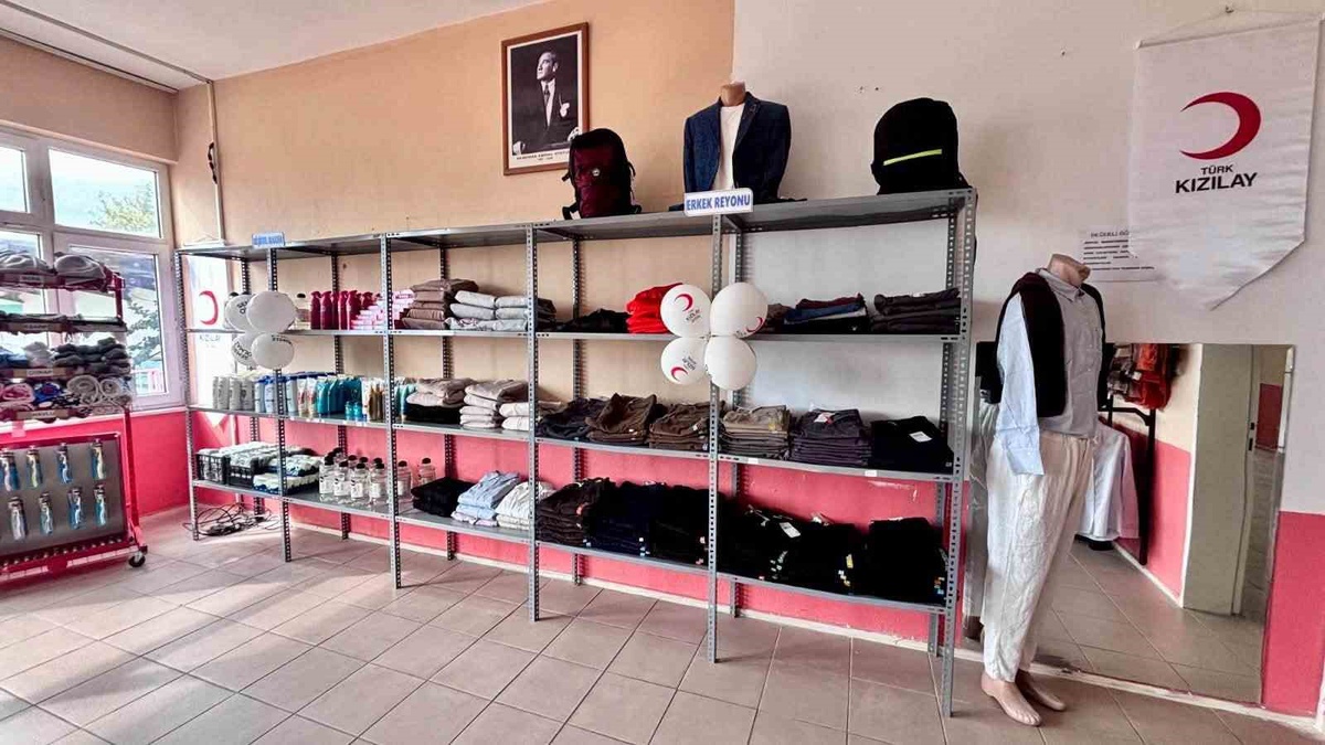 ADÜ Bozdoğan MYO\'da Kızılay Butik öğrencilere ücretsiz hizmete girdi