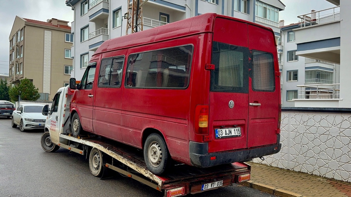 Afyonkarahisar Erkmen\'de çarpışan minibüslerden biri devrildi, 16 kişi yaralandı