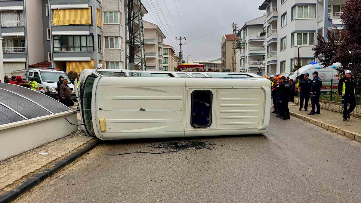 Afyonkarahisar Erkmen\'de çarpışan araçlardan biri devrildi, 16 kişi yaralandı