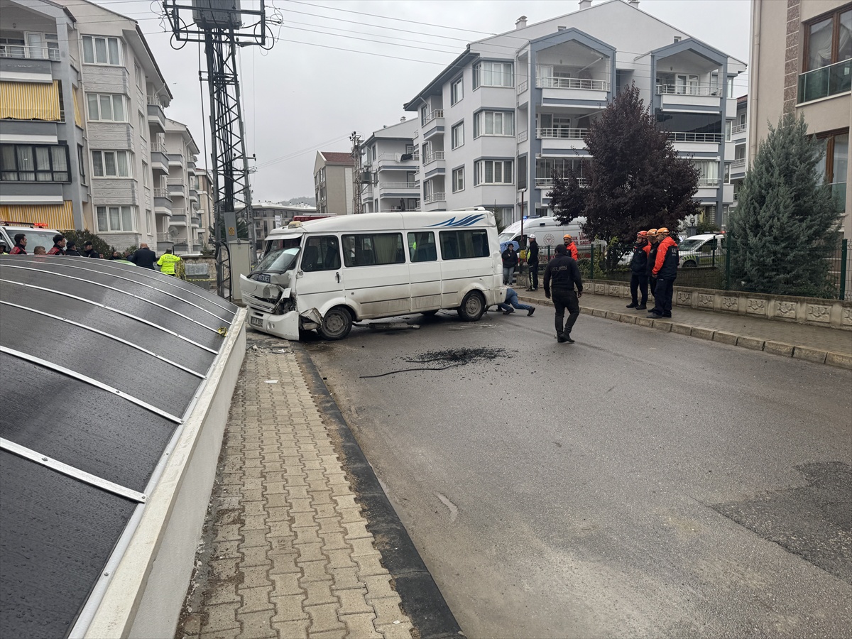 Afyonkarahisar Erkmen\'de dolmuşla çarpışan öğrenci servisinde 16 kişi yaralandı