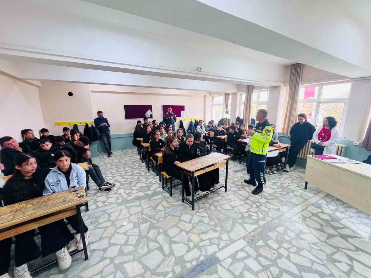 Afyonkarahisar Çobanlar Kocaöz\'de öğrencilere Trafik Dedektifleri eğitimi verildi