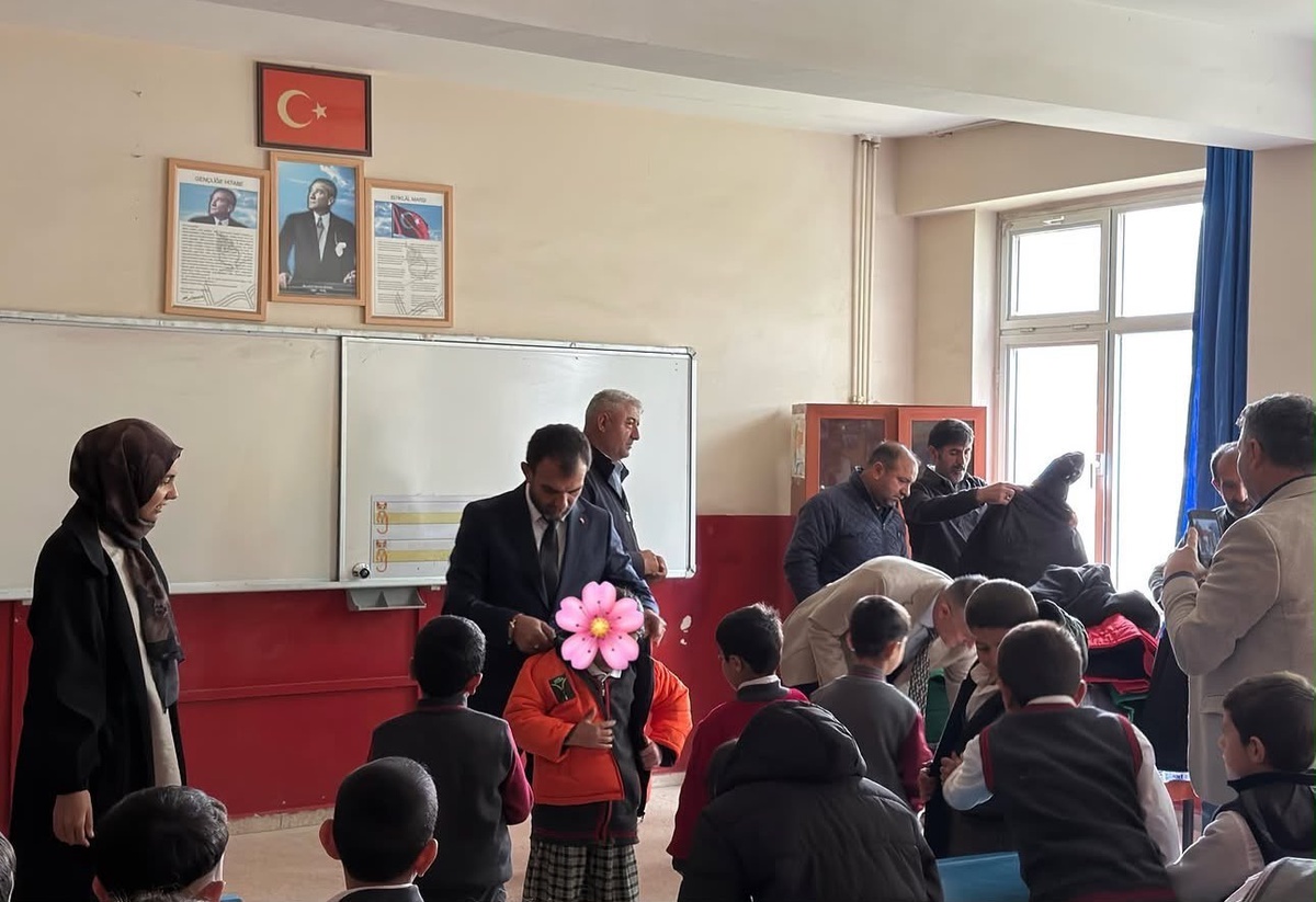 Ağrı Patnos\'ta Şoförler Odası öğrencilere kışlık mont ve bot dağıttı