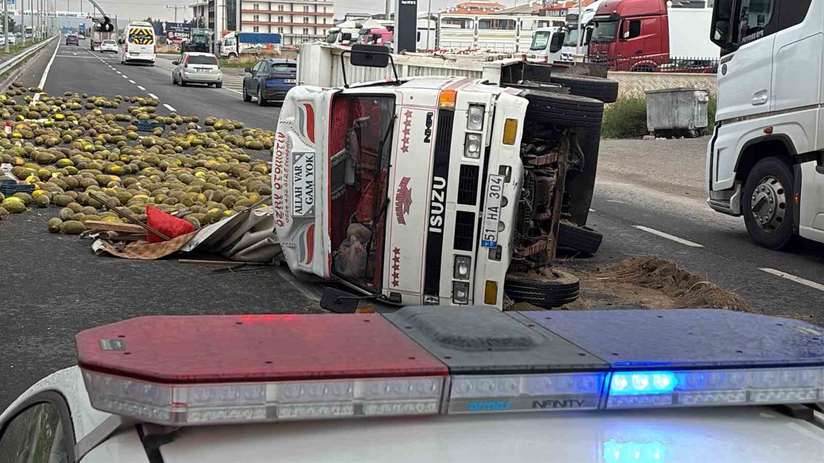 Aksaray\'da alev alan kamyonet devrildi, kavunlar yola saçıldı, sürücü yara almadı