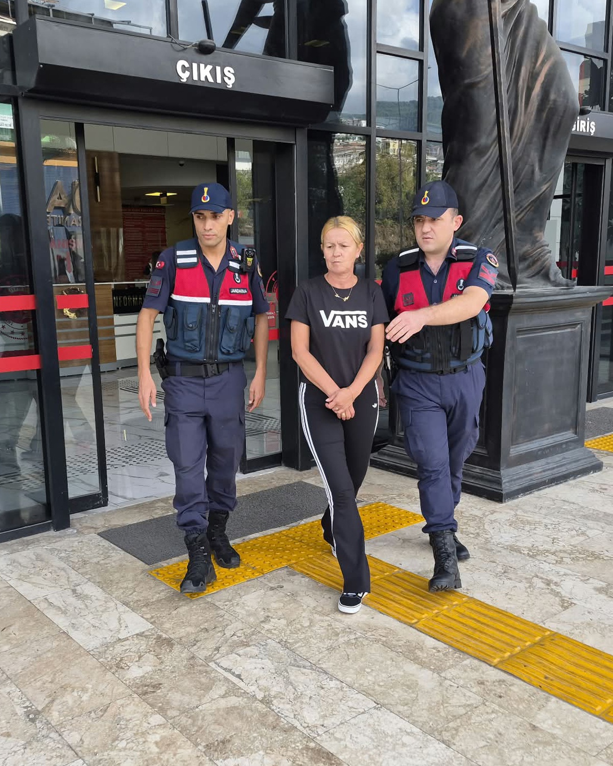 Alanya\'daki otelde eşi tarafından itilen Polonyalı turist merdivenden düşüp hayatını kaybetti
