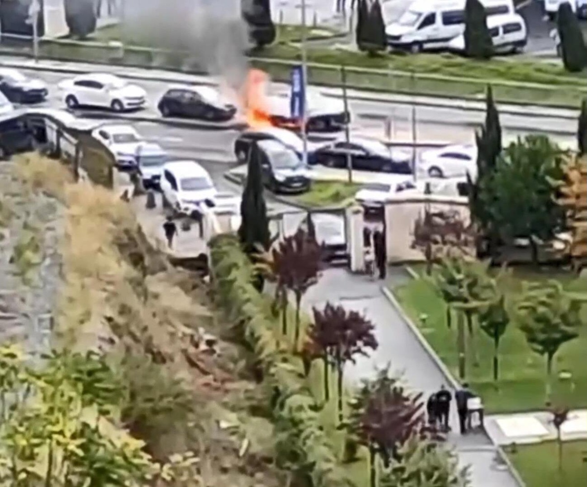 Alibeyköy Cep Otogarı önünde yanan otomobil kullanılamaz hale geldi