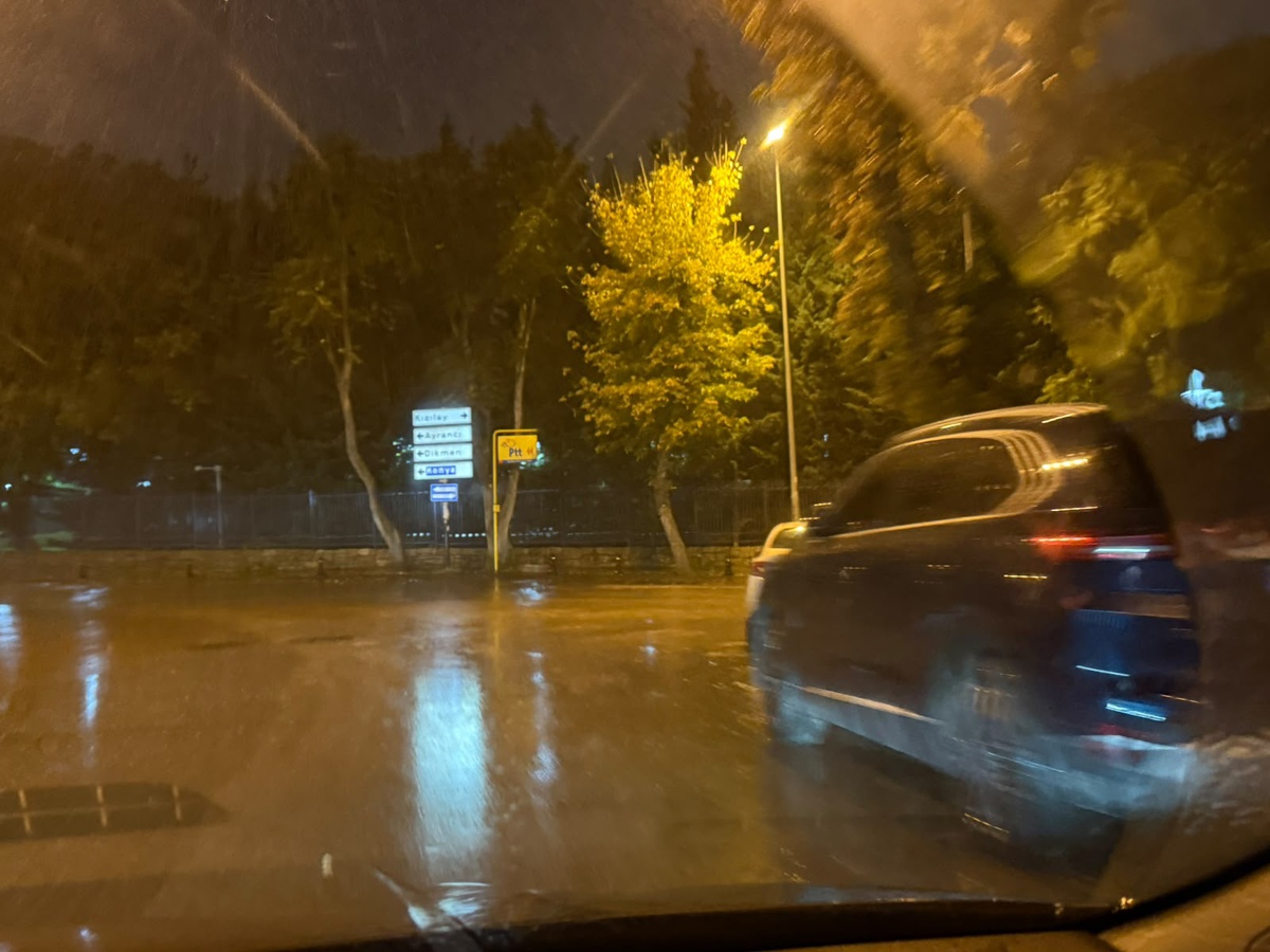 Ankara\'da akşam sağanağı ulaşımı aksattı, cadde ve sokaklarda su birikintileri oluştu