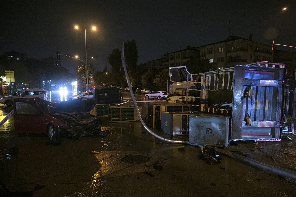 Ankara\'da oksijen tüpü yüklü kamyon devrildi, kazada 3 kişi yaralandı