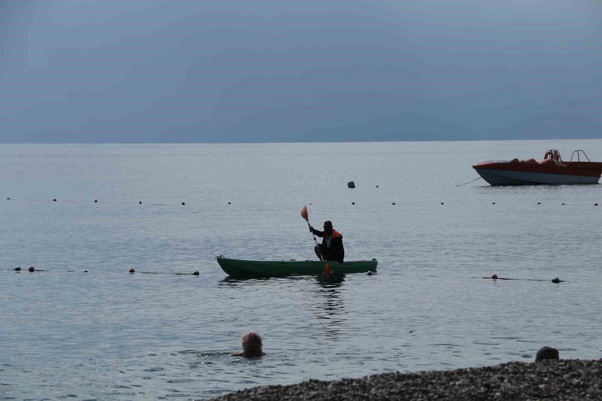 Antalya\'da sağanağın ardından güneş açtı, Konyaaltı\'nda turist yoğunluğu oluştu